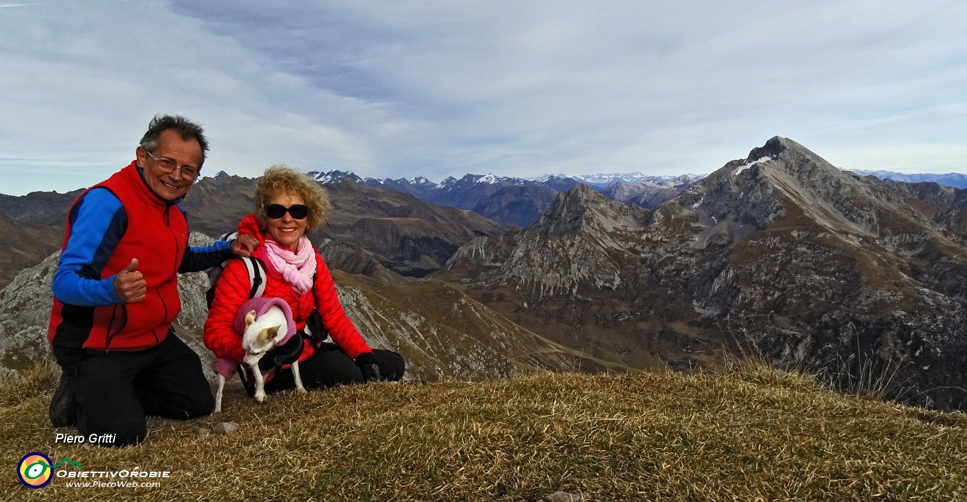 48 Alla croce di Cima Menna con vista in Arera-Corna Piana.JPG -                                